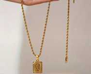 Colar com pendente "A"