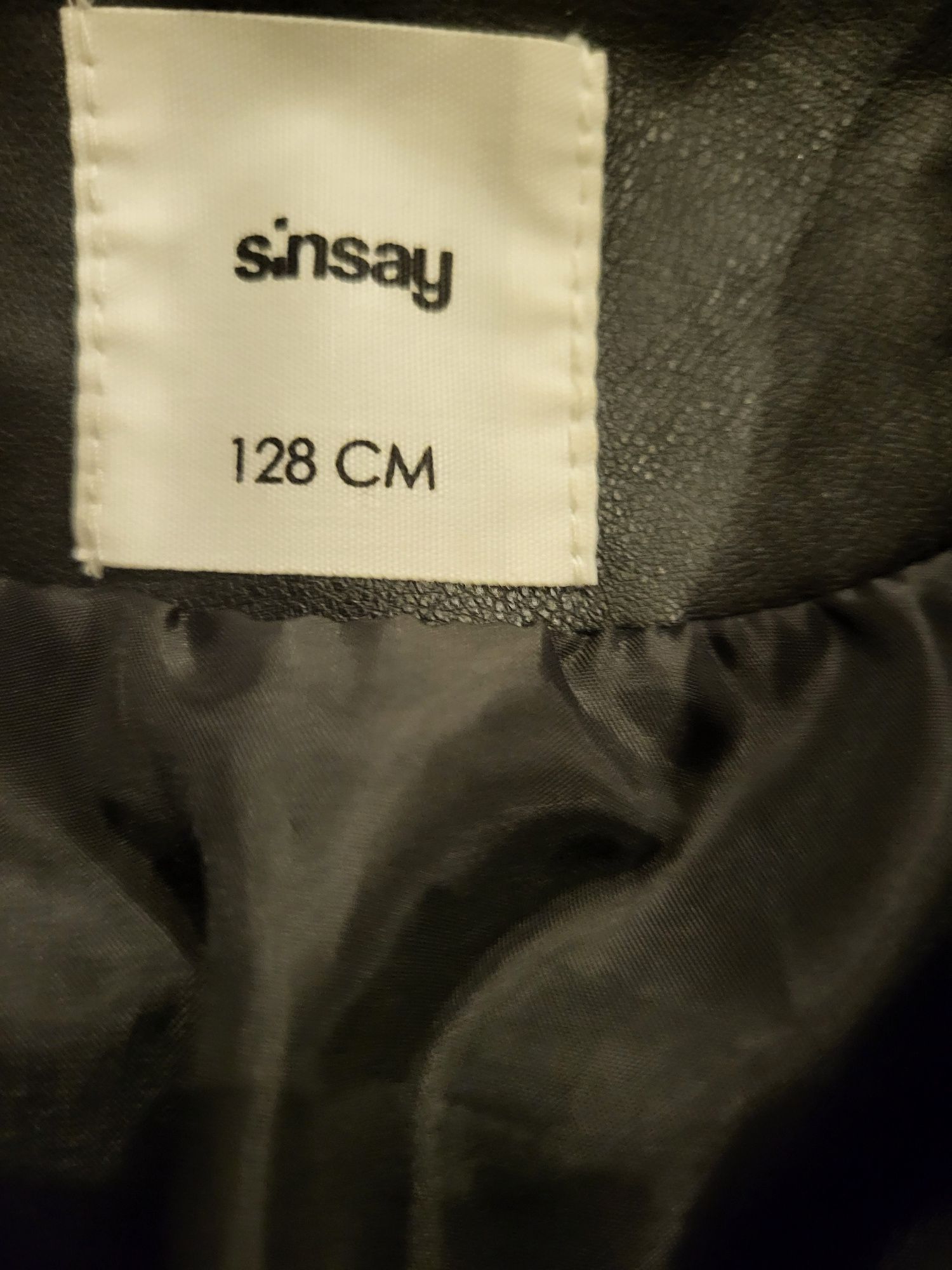 Czarna, dziecięca kurteczka z ekoskórki Sinsay r. 128