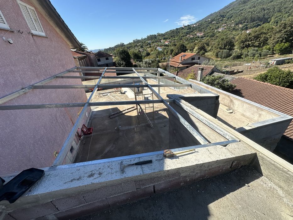 Montagem de estrutura e telhado