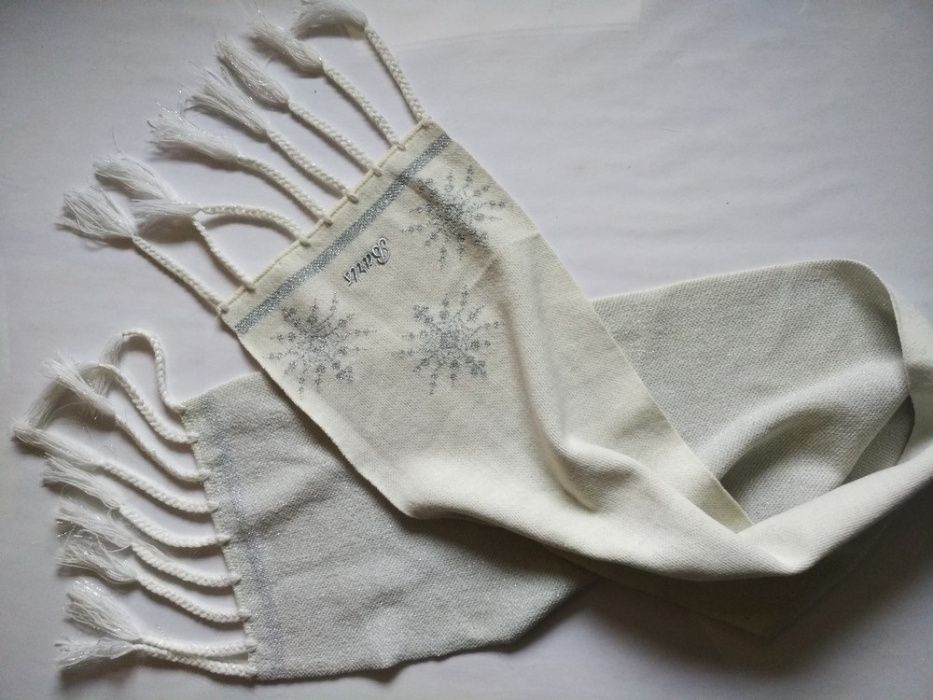 bialo srebrny szal holenderskiej firmy BARTS fredzelki szalik dlugi