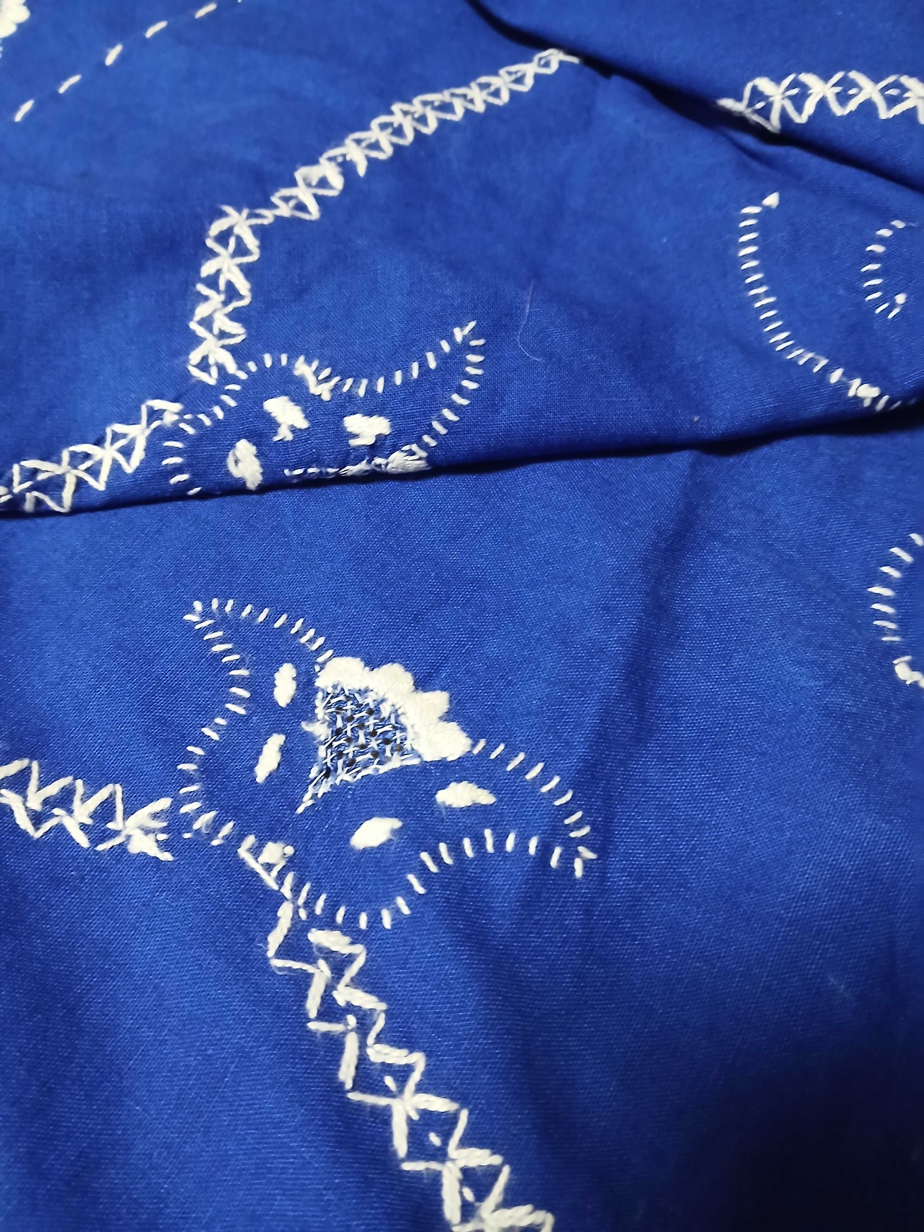 Toalha redonda, azul com bordado à mão (+/- 1m por 1m)