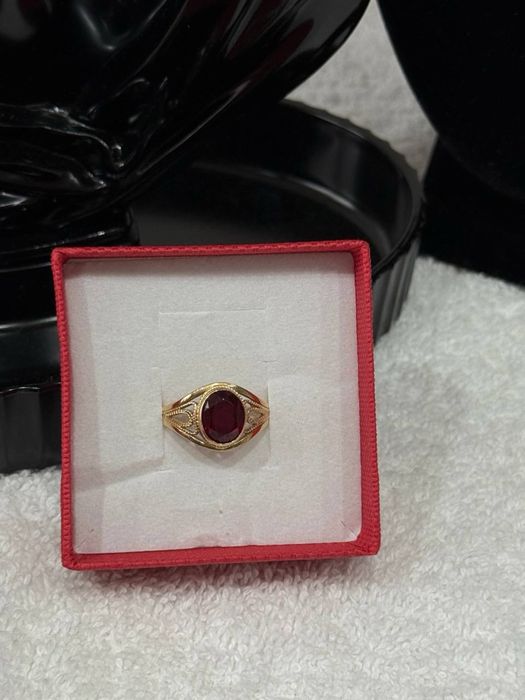 Złoty pierścionek 585, 4.32 g, rozmiar 9, czerwony kamień