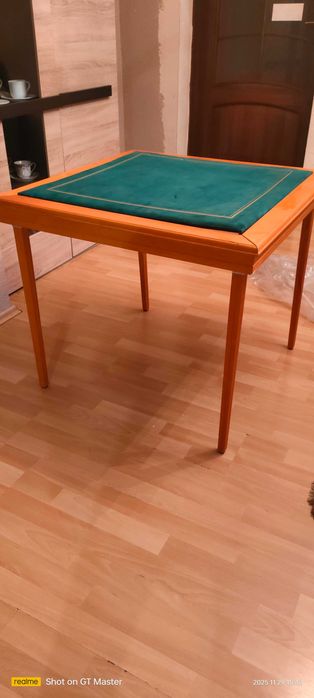 Kwadratowy stolik karciany.