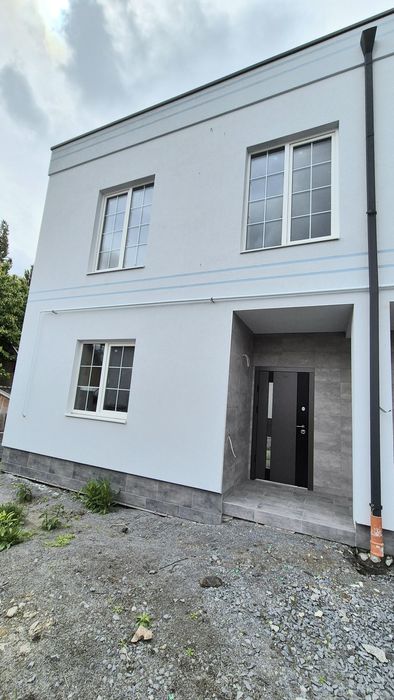 )( Котеджі неподалік центральної частини міста