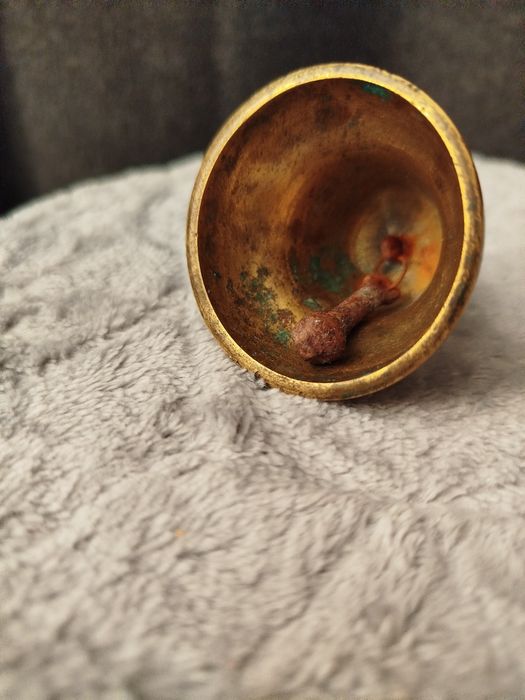 Stary mosiężny dzwonek do kolekcji