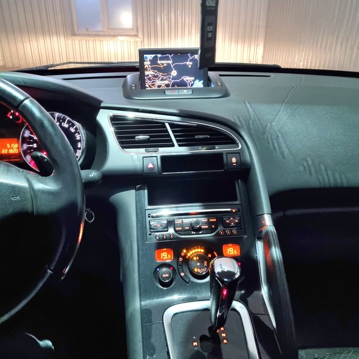 Пежо 3008 рік 2014  мотор 1.6 HDI