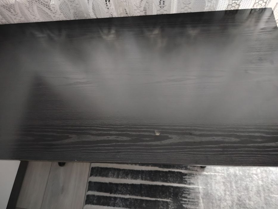 Czarna ława i 2 pufy bordowe