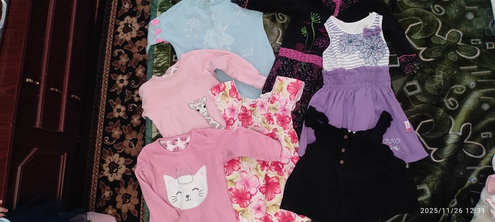 Віддам речі , ходити  біля Хати.