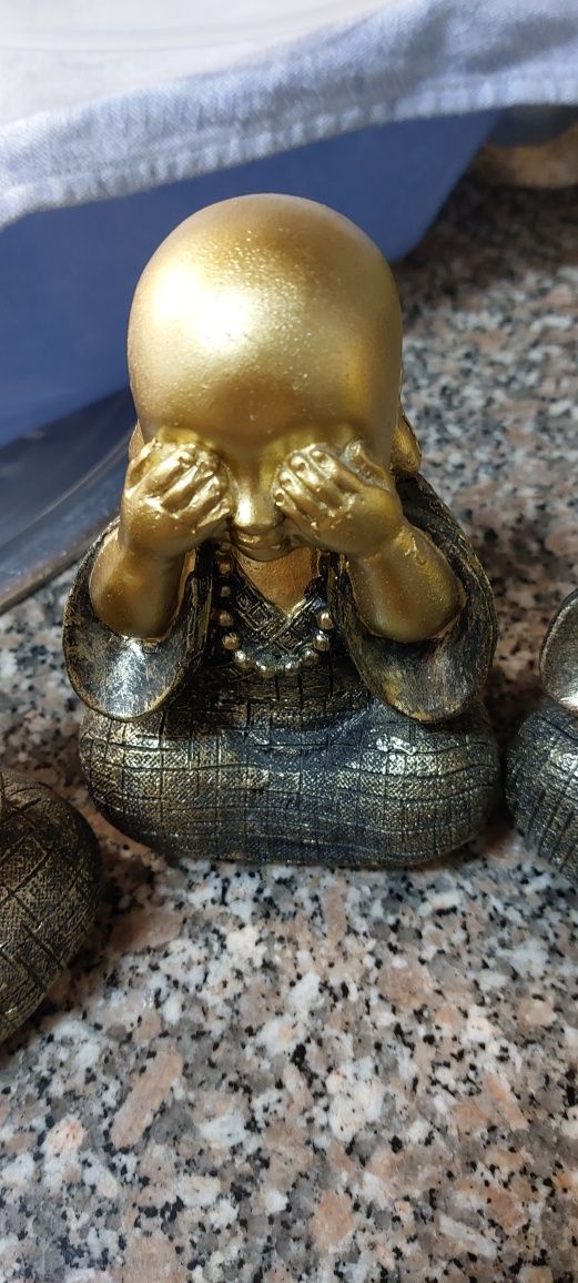 Três budas com cerca 10 cm