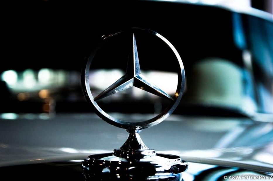 Auto do ślubu klasyczna limuzyna elegancki biały Mercedes Skrzydlak