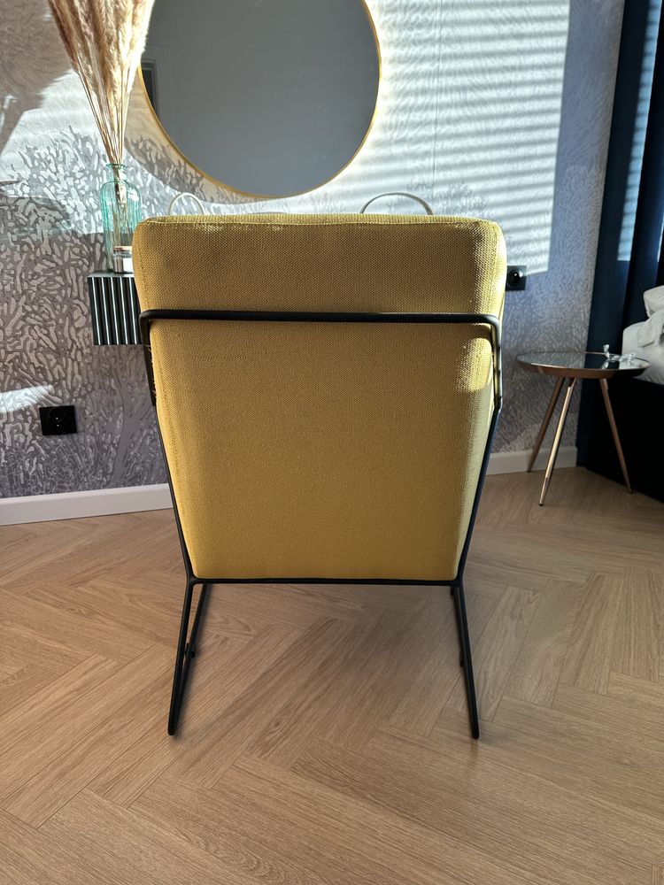 Stylowy fotel w żółtym kolorze