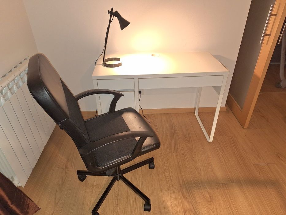 Secretaria, cadeira e candeeiro ikea
