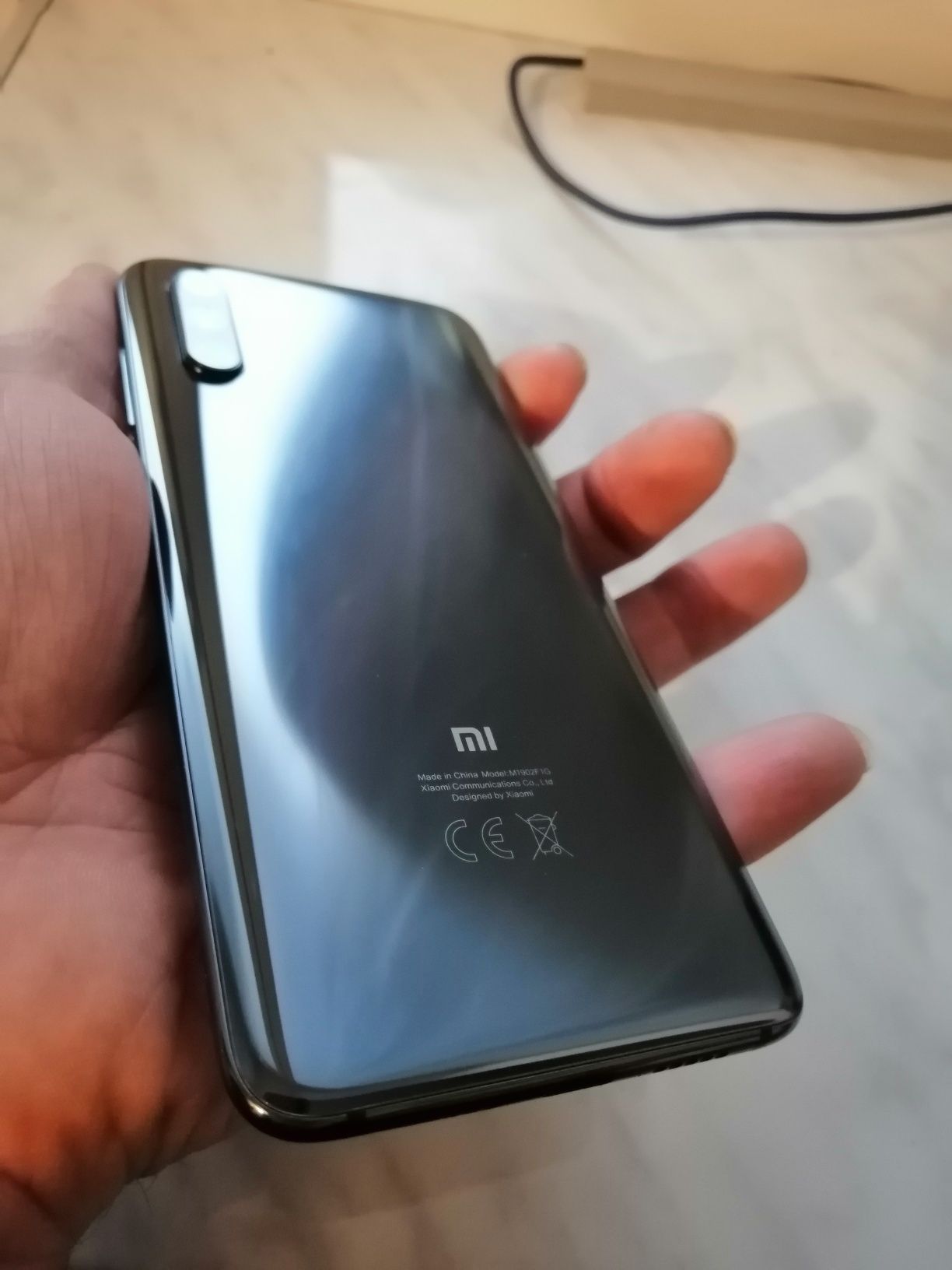 телефон Xiaomi MI 9 6/64  в ідеальному стані