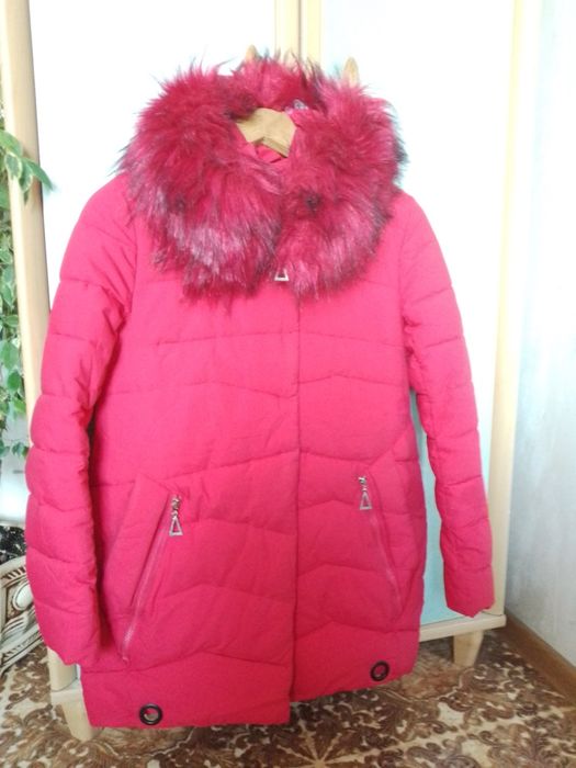 Красная женская куртка
