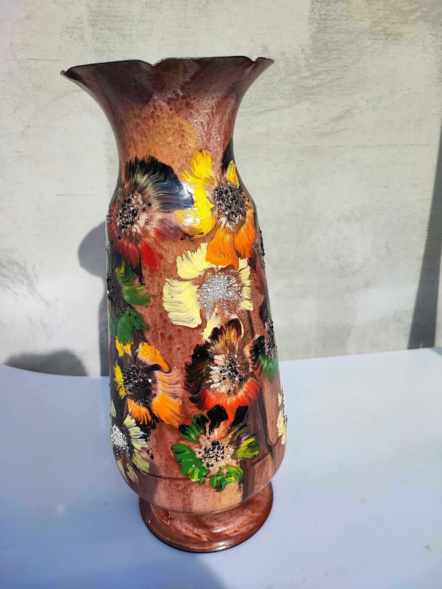 Emaliowany wazon w kwiaty,kolorowy,metalowy,z Prlu
