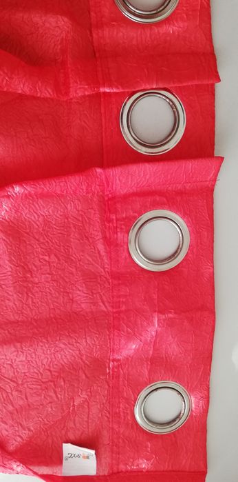 1 cortinado de argolas em vermelho