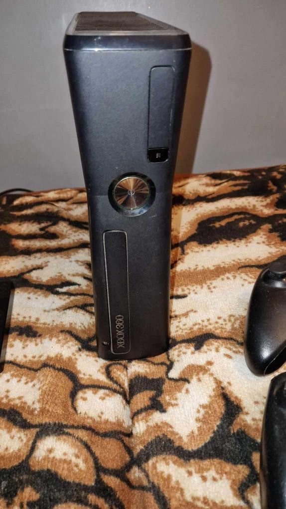 Sprzedam xboxa 360  z dyskiem twardym  sporo gier