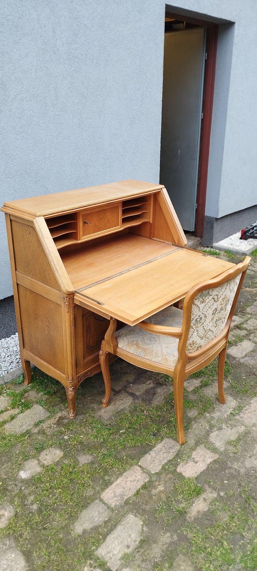 Piękny sekretarzyk z fotelem w komplecie