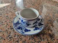 Chávena de chá e prato em loiça de Viana regional