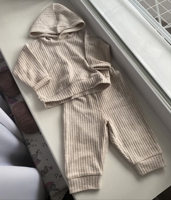Теплий вязаний костюм для дівчинки
