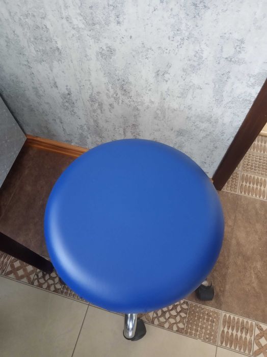 Szafirowy pokrowiec na okrągły taboret NOWY