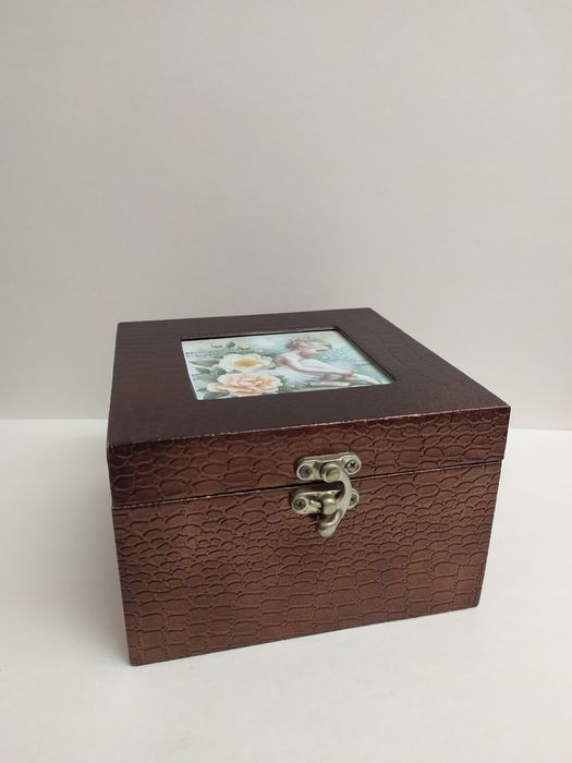 Caixa/guarda joias com possibilidade de mudar imagem ou foto. Nova