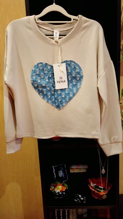 Sweterek beż z serduszkiem.nowy