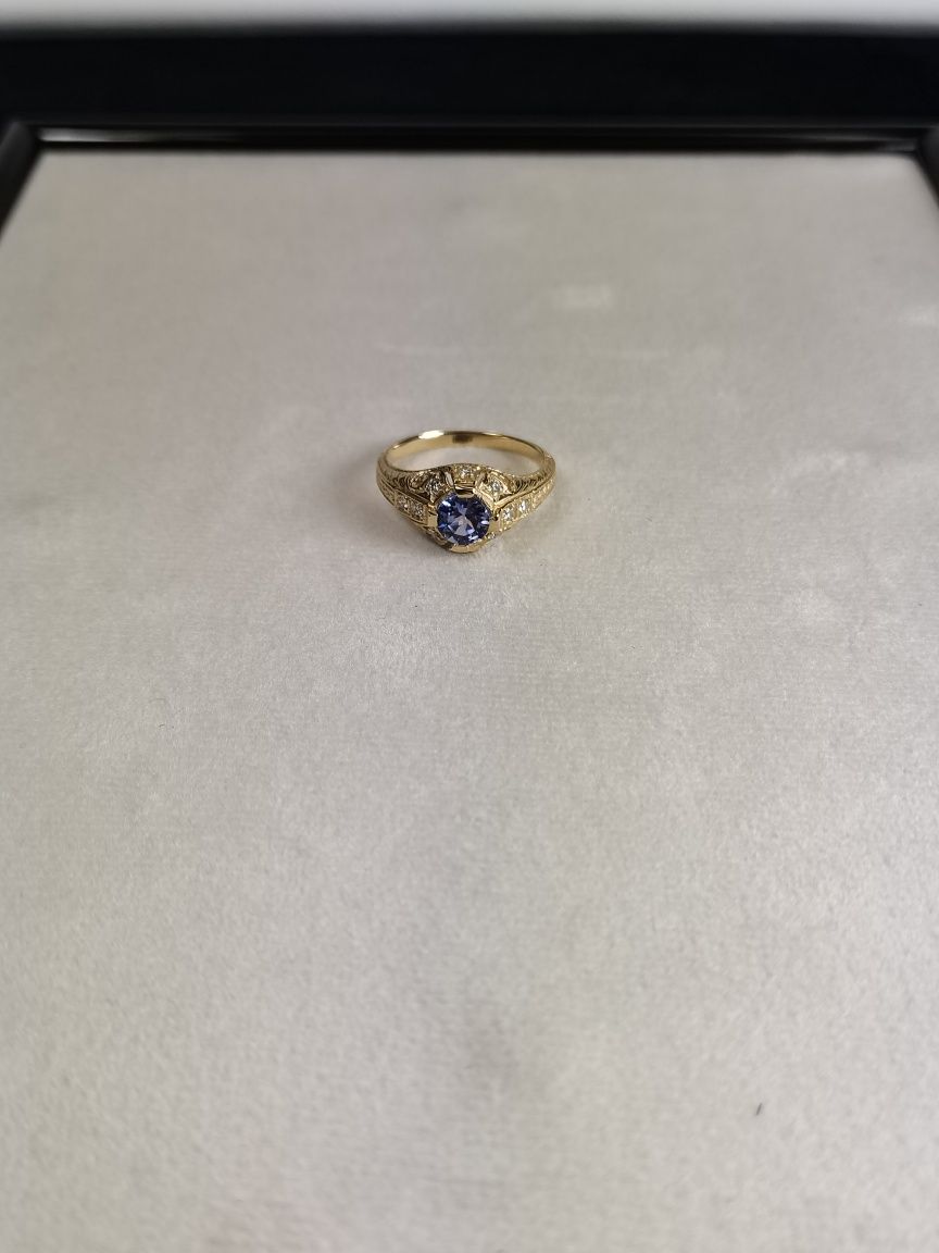 Piękny nowy złoty pierścionek, z tanzanitem i diamentami.