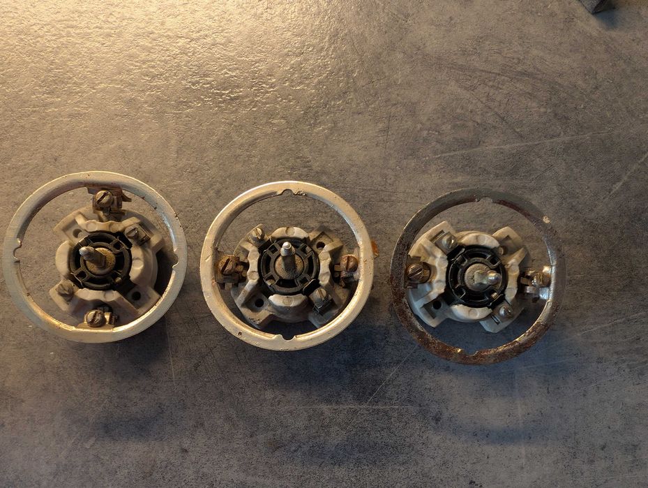 Bakelitowe załączniki do lamp.