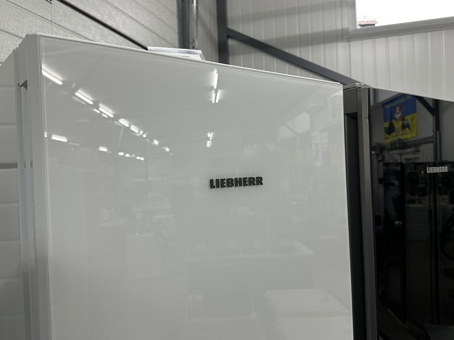 Холодильник біле скло Liebherr CN 4713 чорне скло