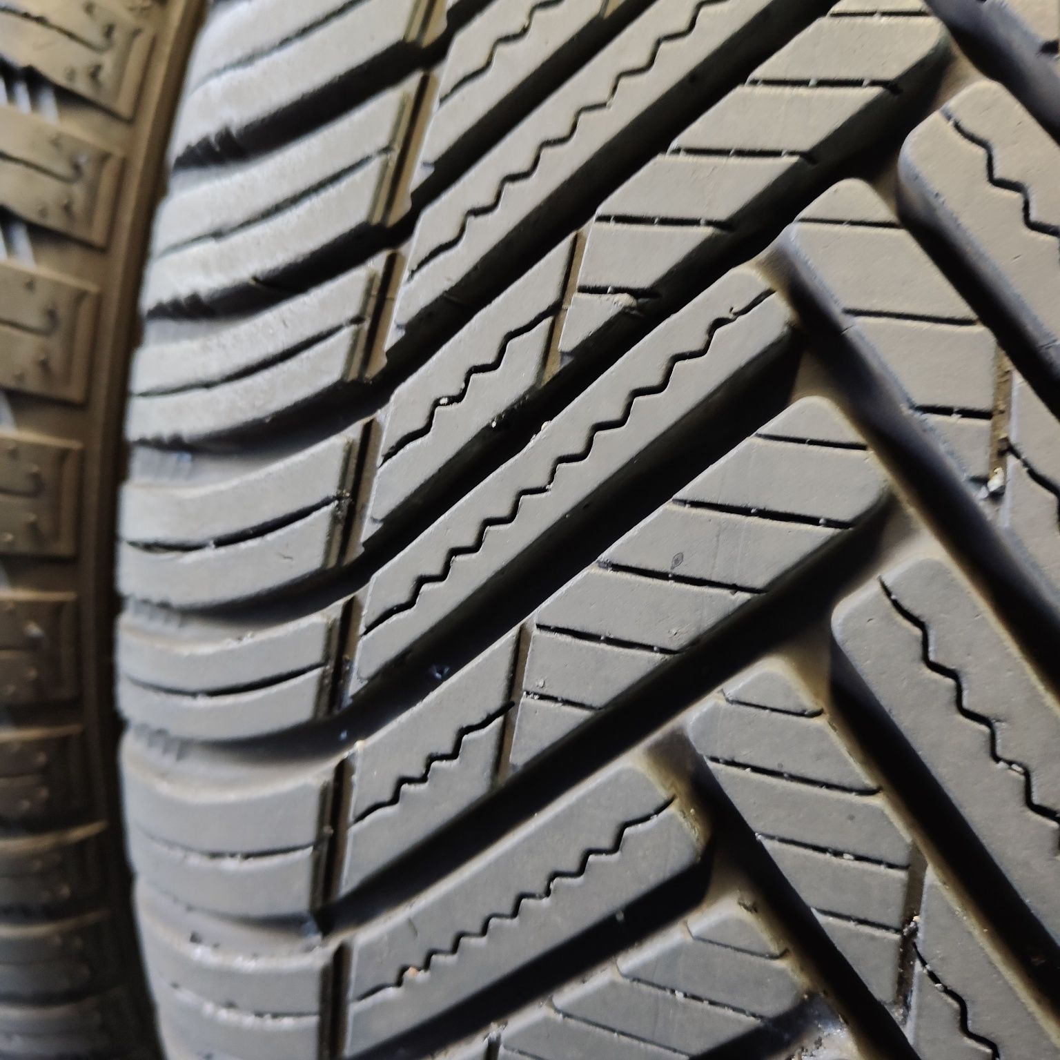 225/45/17 XL Sprzedam parę opon całorocznych Hankook