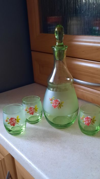 Zielona karafka i kieliszki PRL zielone szkło