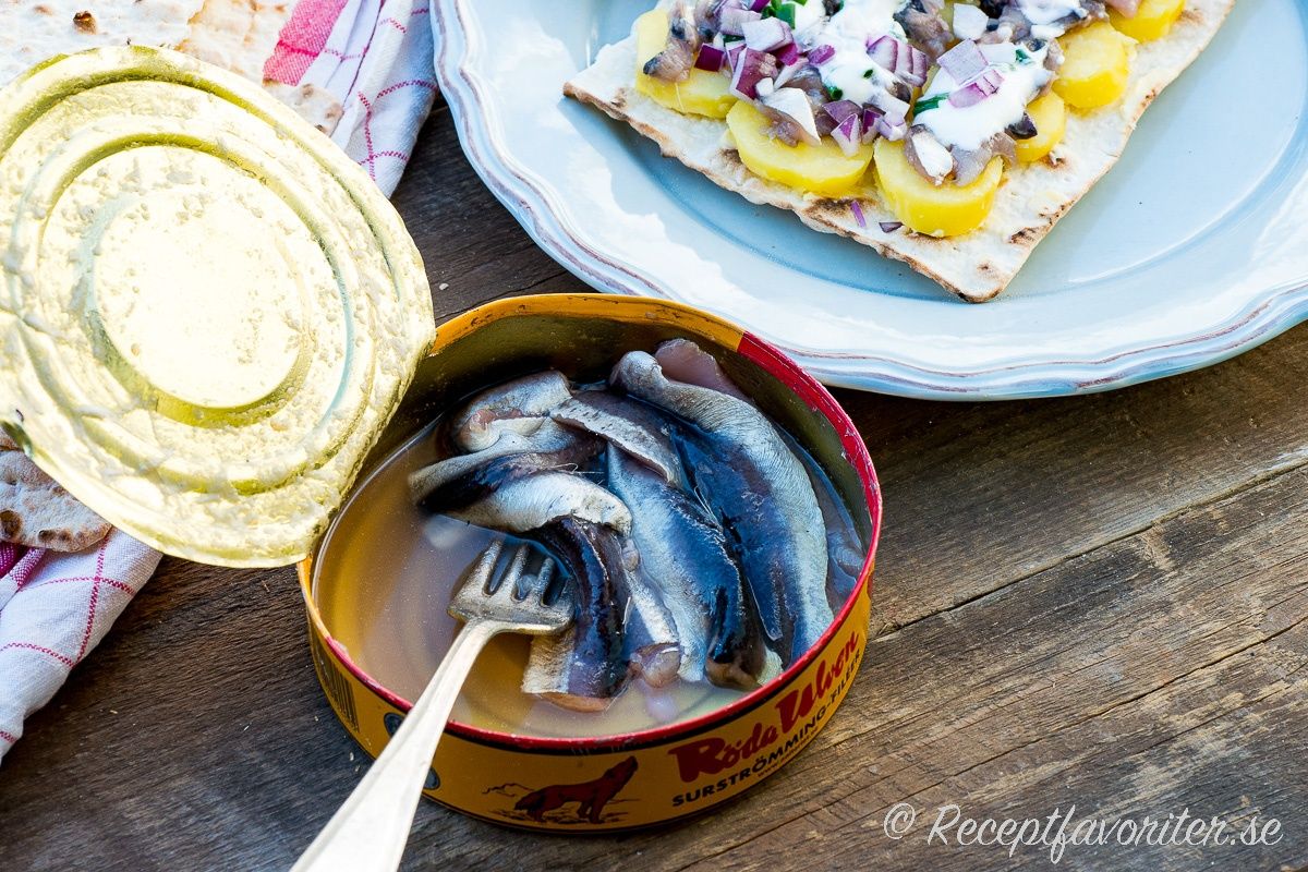 Консерва сюрстрьомінг, surströmming мала та велика банки