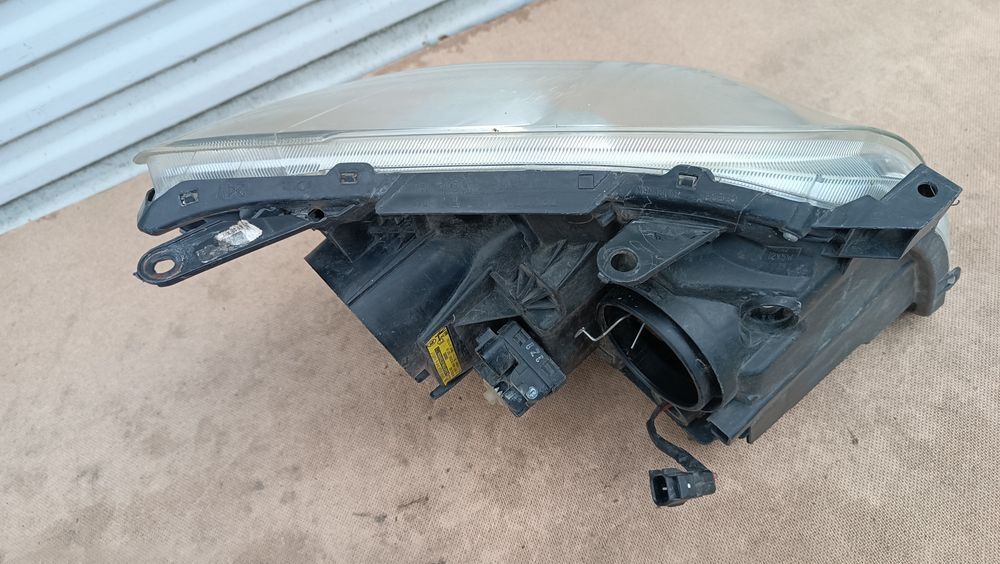 Vendo farol esquerdo de Toyota Avensis T25 ano 2005/08