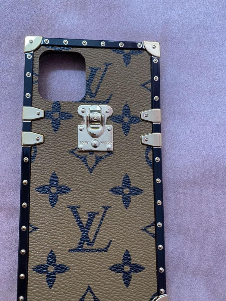 LV Capa iPhone 11 Pro - camel com letras pretas (nova)