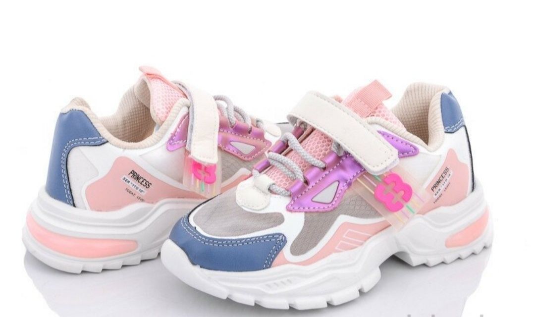 Нові весняні кросівки для дівчинки (для двійні)