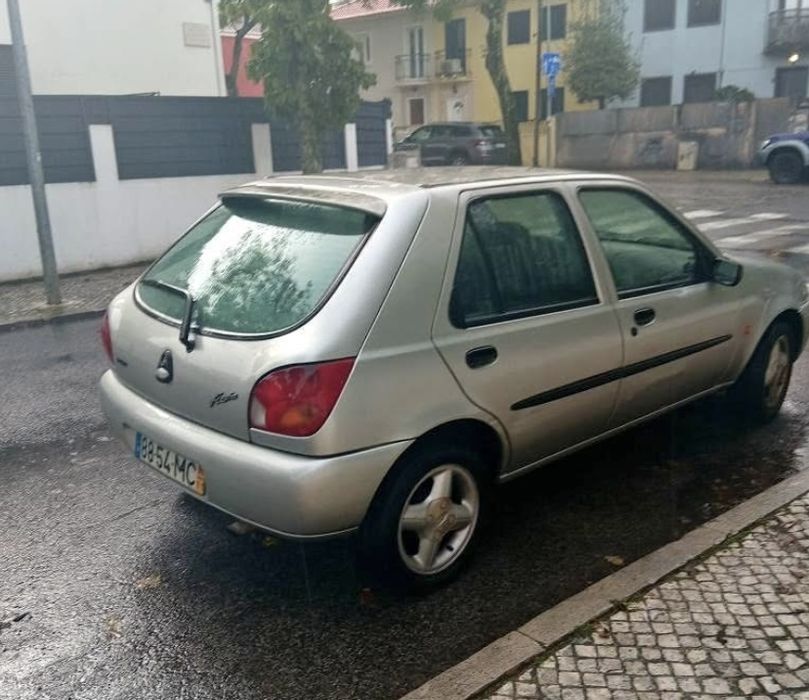 Fiesta em bom estado