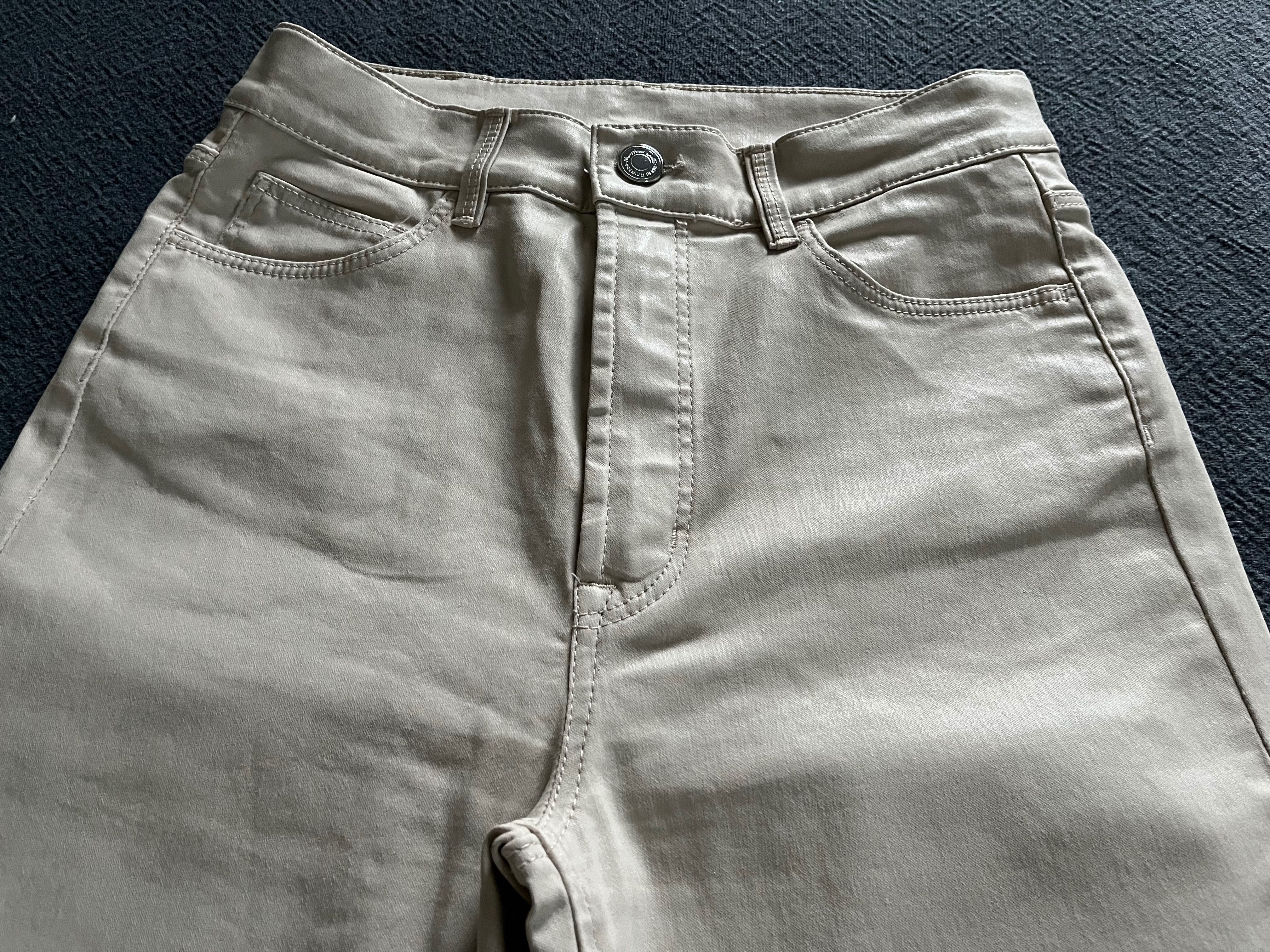 Woskowane spodnie Massimo Dutti o bardzo zgrabnym kroju, kolor ecru