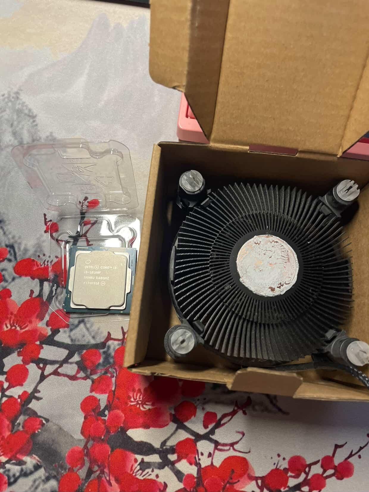 Процесор Intel Core i3-10100F + куллер.