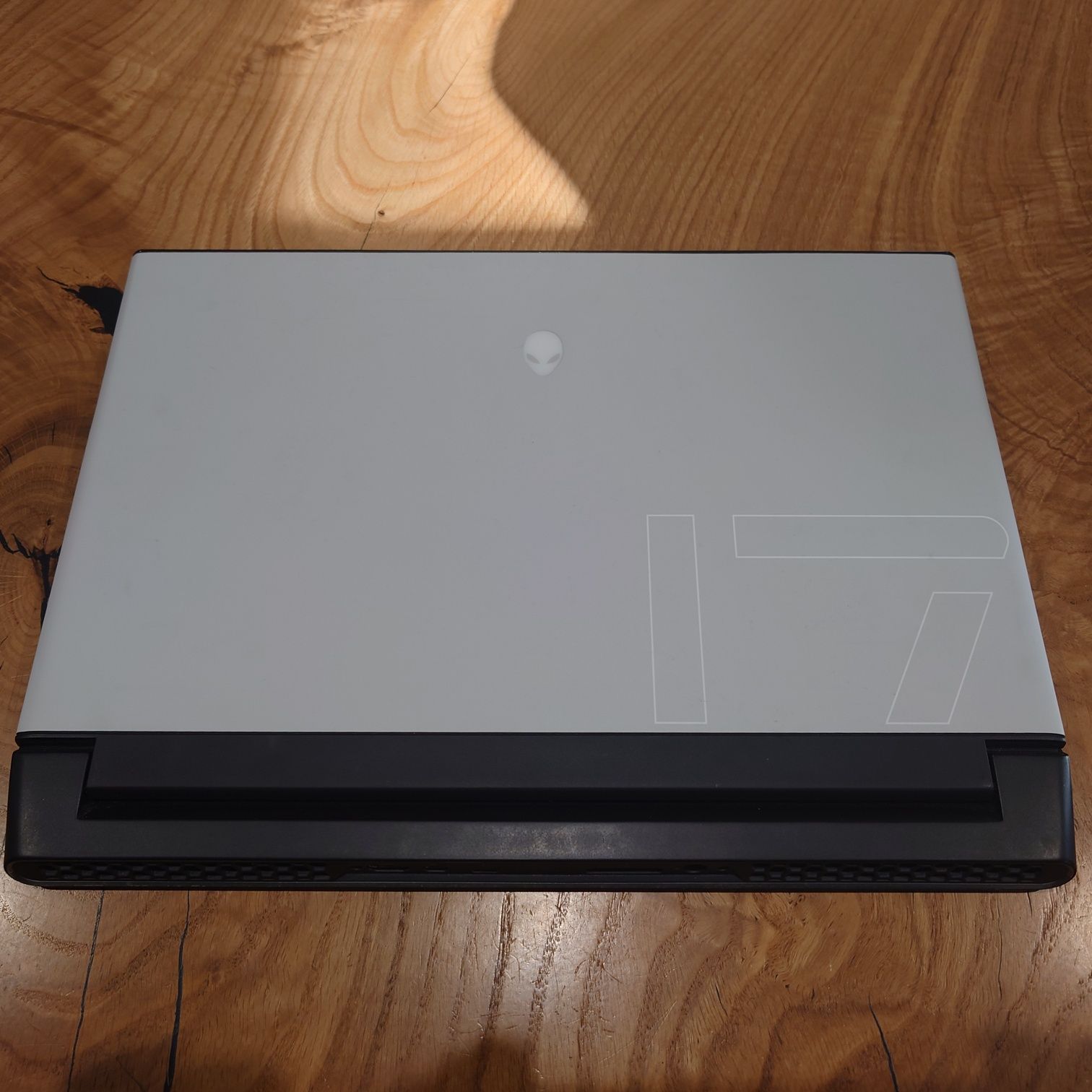 Alienware m17 R2 i9-9880/16GB/ Rtx 2080 1TB