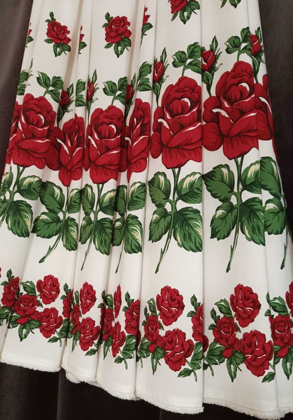 Góralska spódnica z silki- wzór czerwona róża na białym tle