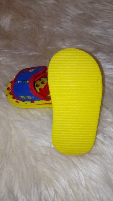 Vários Chinelos / Sandálias MENINO