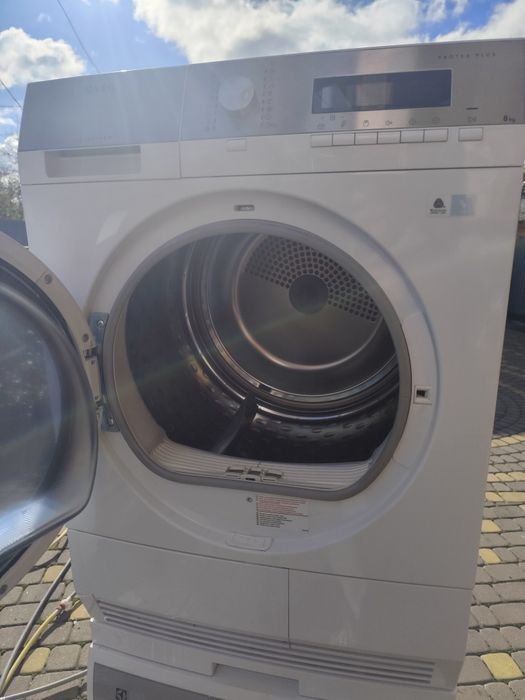 Сушка AEG в робочому стані