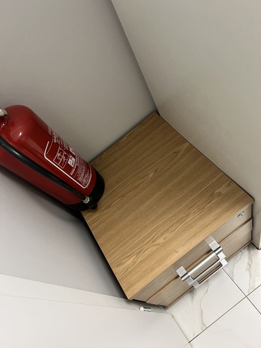 Szafka na kolkach z 3 szufladami na kluczyk