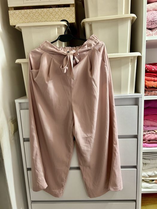 Różowe damskie spodnie materiałowe z wiązaniem