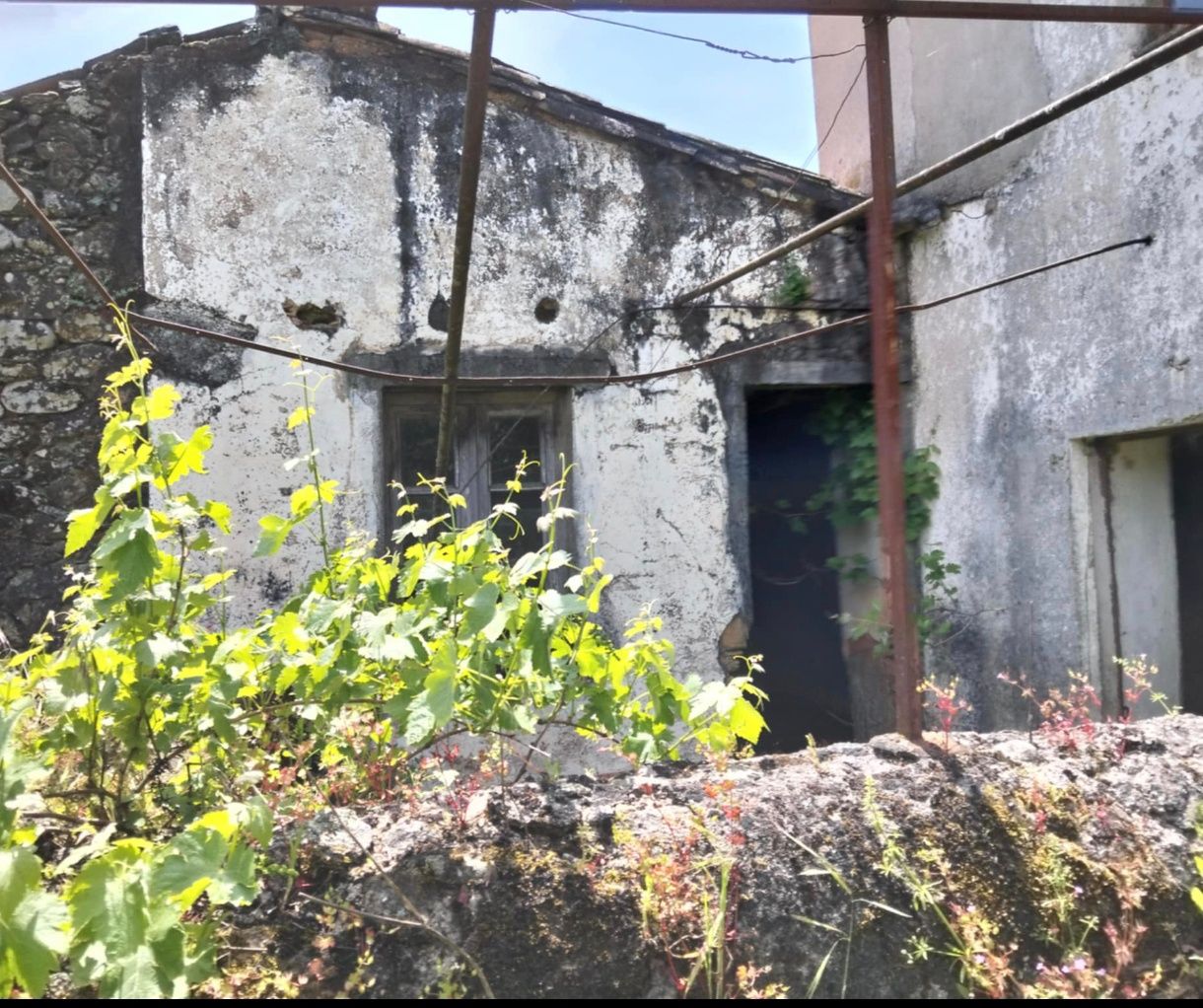Vendo casa em ruínas com terreno