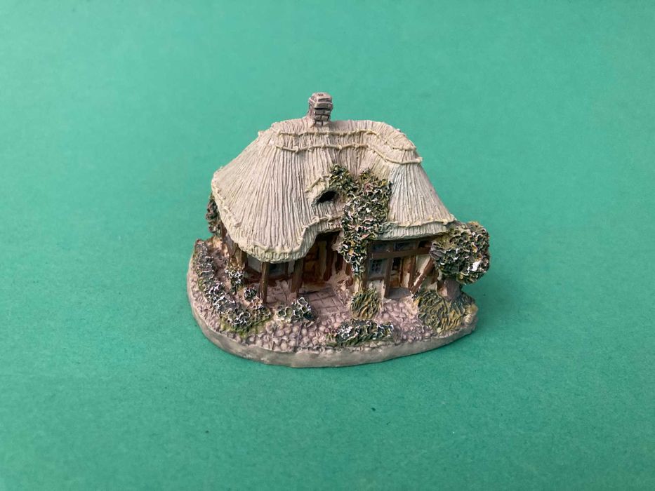 Casinha em miniatura da marca Leonardo Collections England