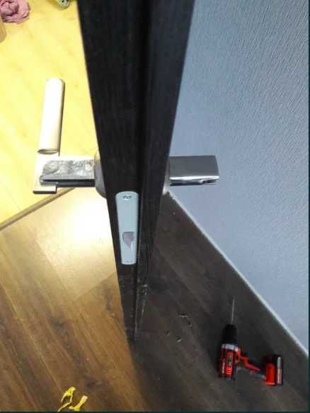 Установка монтаж и ремонт дверей. Ремонт замков, ручек петель уплотнит