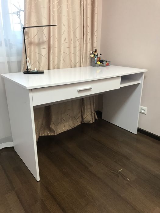 Письмовий стіл білий