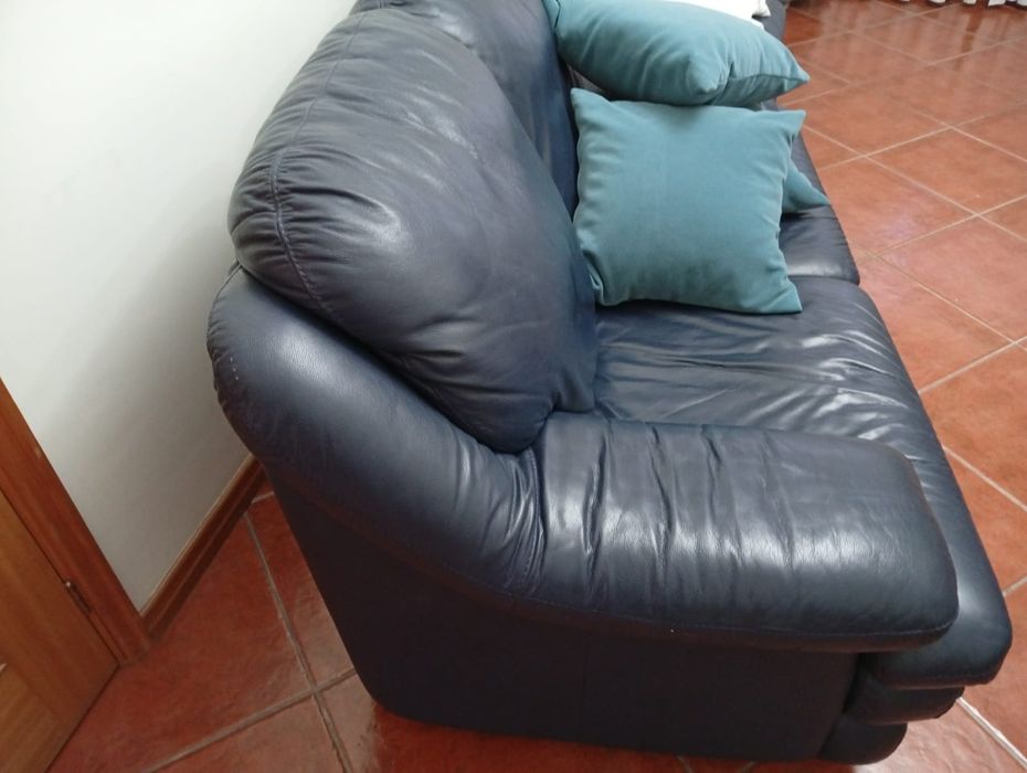 Vendo 2 sofás como novos em pele e respetivo puff